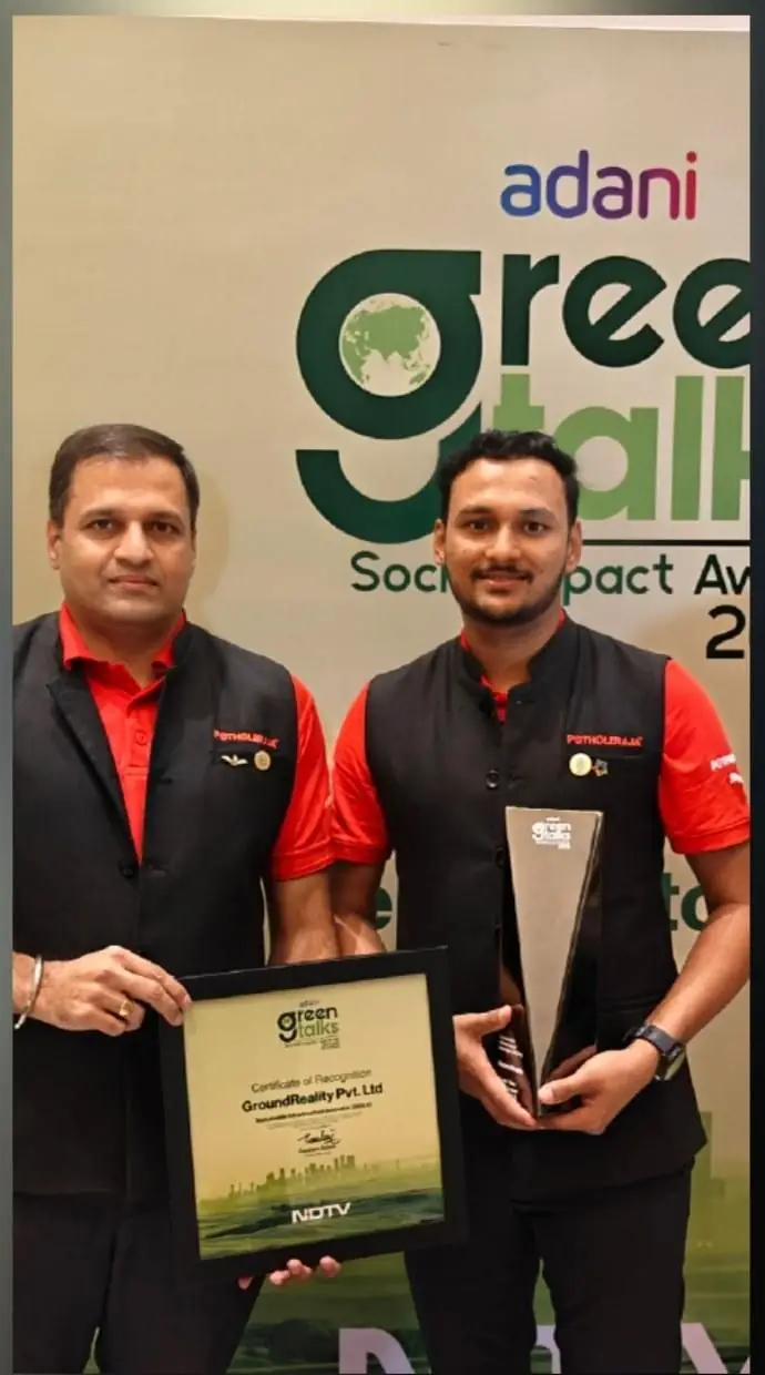 The GridMats team receiving the Adani GreenTalks award