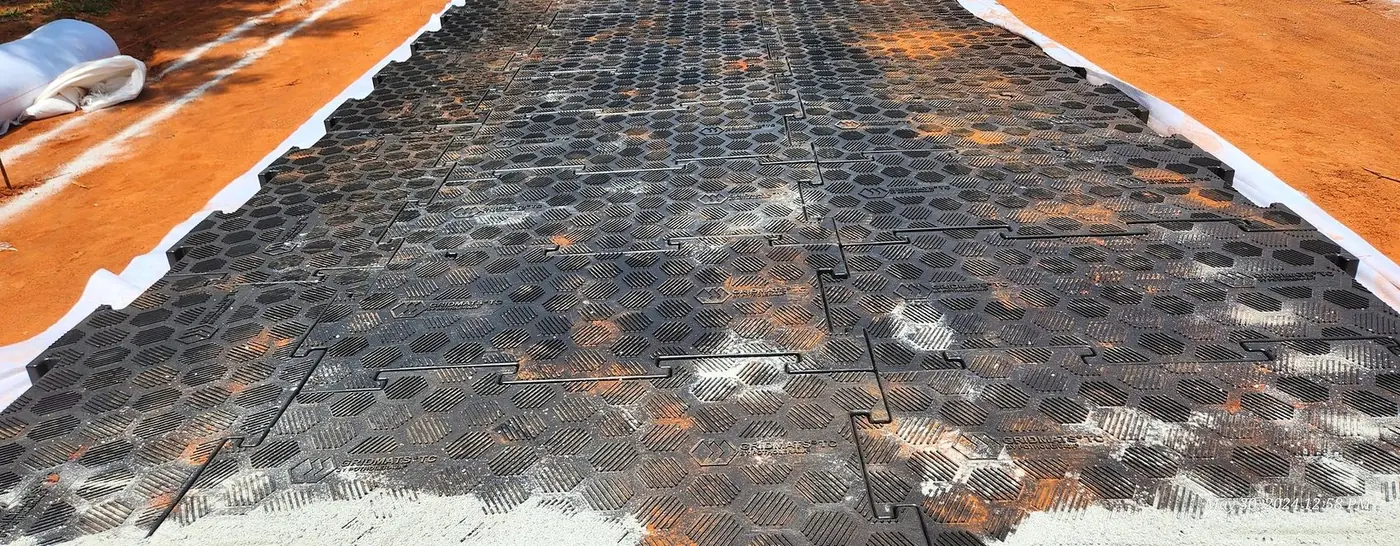 Top-covered mats as the crane access pad