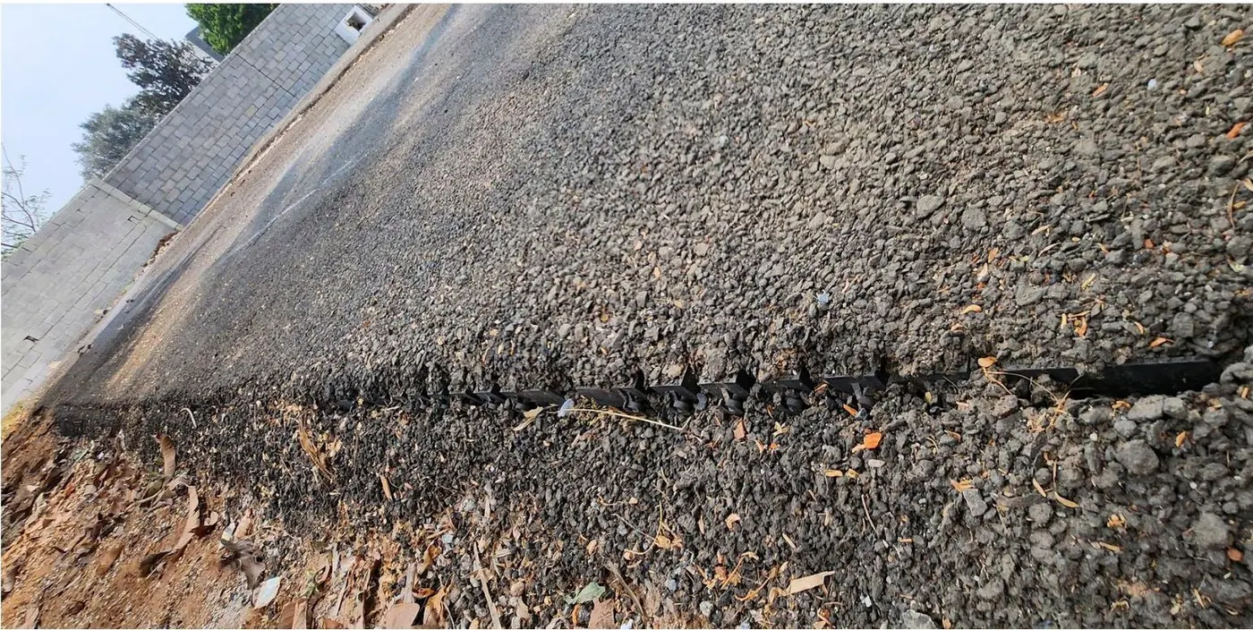 The road edge: the grid in the base, under the asphalt