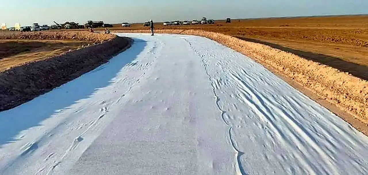 Geotextile on the formation before the grid
