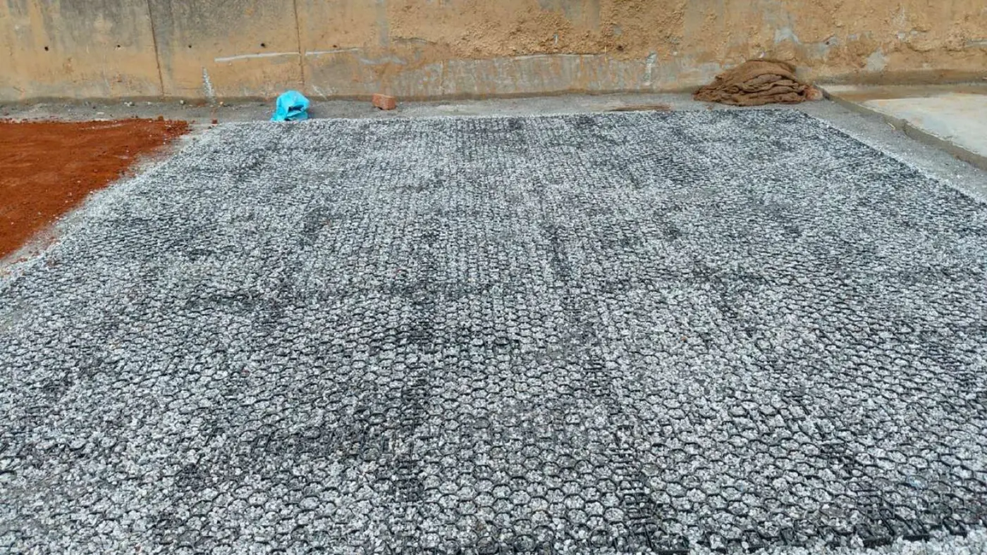 Grey cement-treated chips filled flush in the OC-HD 40 grid